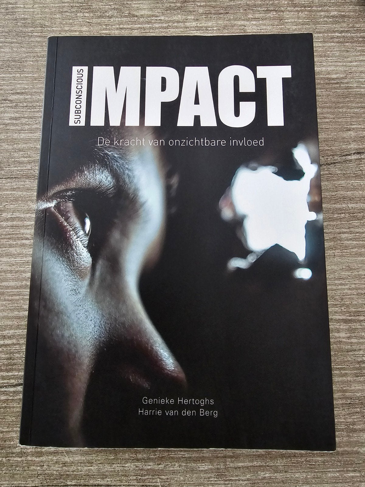 Subconscious Impact: De kracht van onzichtbare invloed, Ophalen of Verzenden, Gelezen, Genieke Hertoghs, Harrie van den Berg