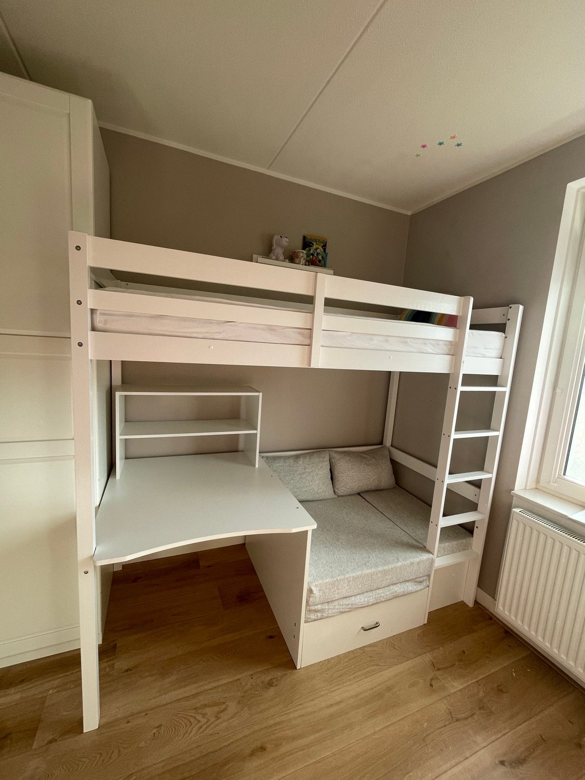 Hoogslaper 90cm x200cm met bureau, slaapbank en opbergruimte