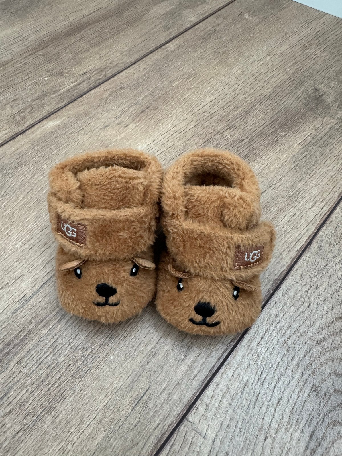 UGG baby slofjes berenprint - maat 16, Ophalen of Verzenden, Zo goed als nieuw, Jongetje of Meisje