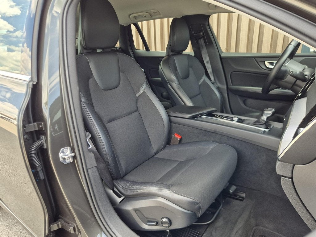 Volvo V60 2.0 T5 Momentum | Carplay | PDC | Navi | DAB, Euro 6, 4 cilinders, 1969 cc, Leder en Stof