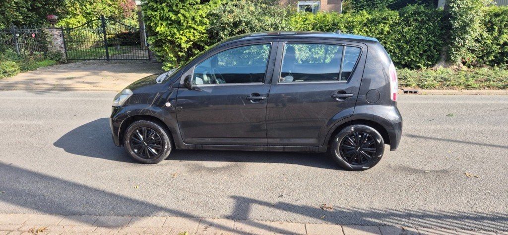 Daihatsu SIRION 1.0-12V Premium/Airco/Trekhaak, Auto's, Voorwielaandrijving, Gebruikt, Met garantie (alle), Zwart