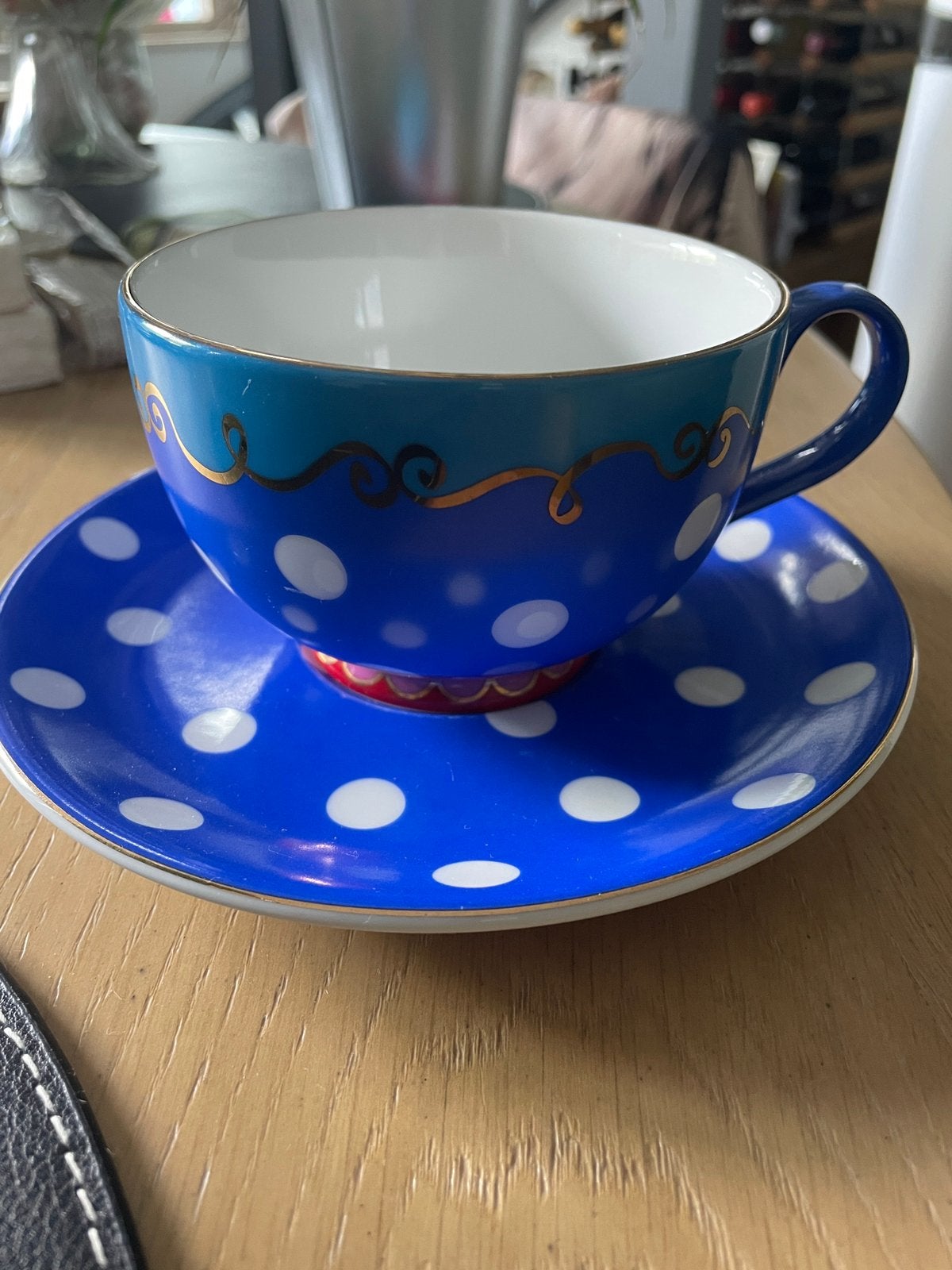 Oilily cappuccino kop en schotel blauw, groen en oranje., Ophalen, Zo goed als nieuw, Porselein, Kop en/of schotel