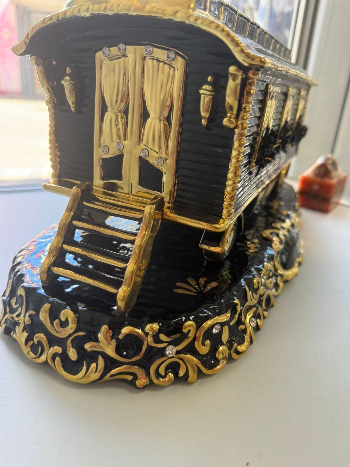 Capodimonte Woonwagen Zwart met 24kt Bladgoud & Swarovski, Antiek en Kunst, Antiek | Porselein, Ophalen of Verzenden
