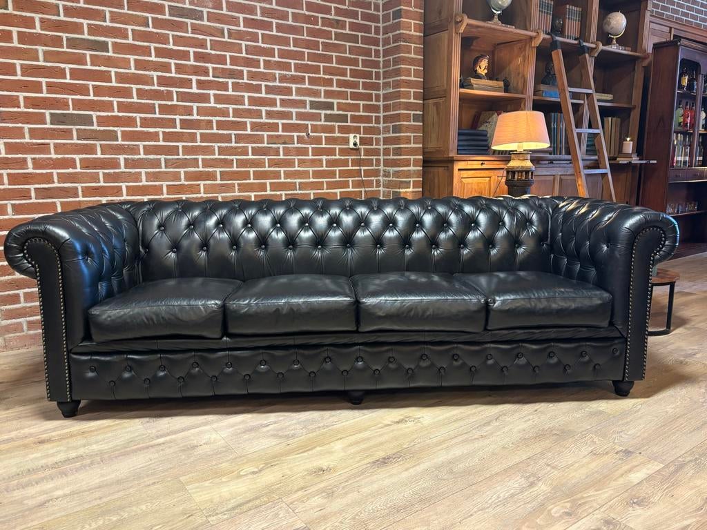 Originele 4-zits Chesterfield bank - 255cm breed, Huis en Inrichting, Banken | Bankstellen, Ophalen, 250 tot 300 cm, Info@chesterfieldjinkie.nl