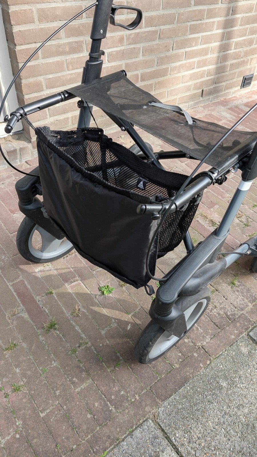 Stevige rollator met voor grote wielen., Ophalen, Opvouwbaar, Zo goed als nieuw