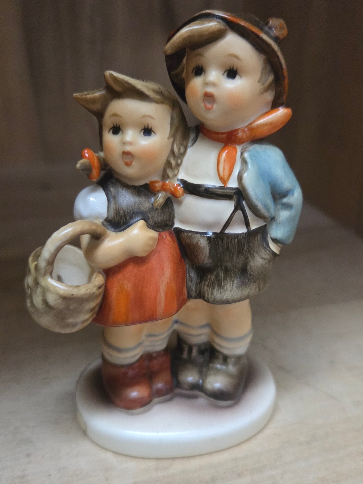 Goebel Hummel beeldje: Jongen en meisje