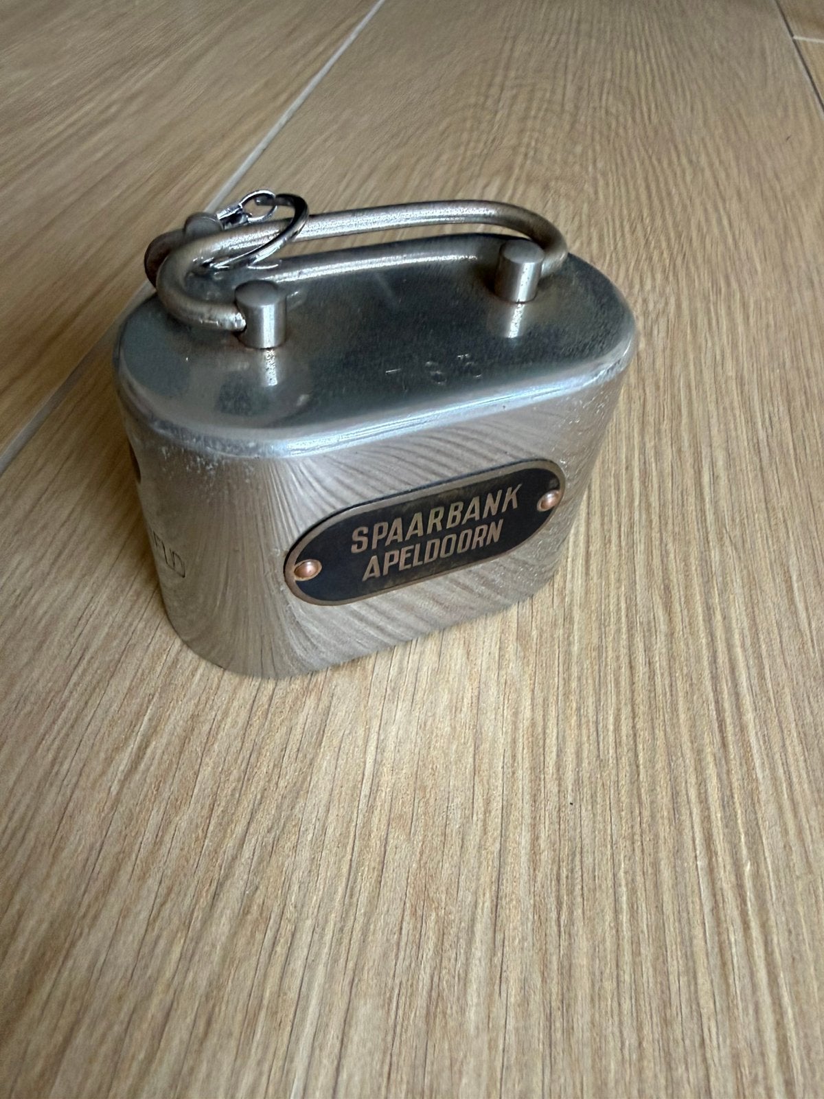 Vintage Spaarbank Apeldoorn spaarpot met sleutel, Verzamelen, Ophalen, Gebruikt, Metaal of Blik, Overige thema's