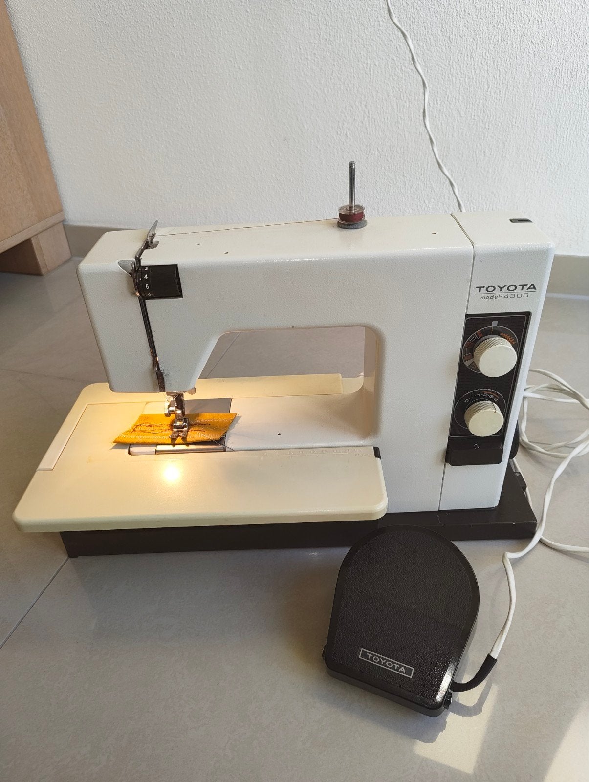 Toyota middel 4300 naaimachine met gereedschappen, Hobby en Vrije tijd, Ophalen of Verzenden, Gebruikt, Naaimachine, Overige merken