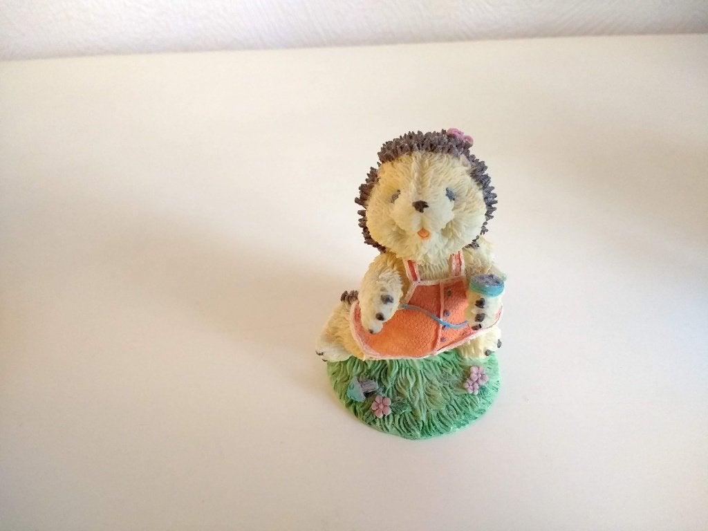 Beeldje egeltje van polystone met oranje jurkje 7 cm hoog, Ophalen of Verzenden, Zo goed als nieuw, Dier