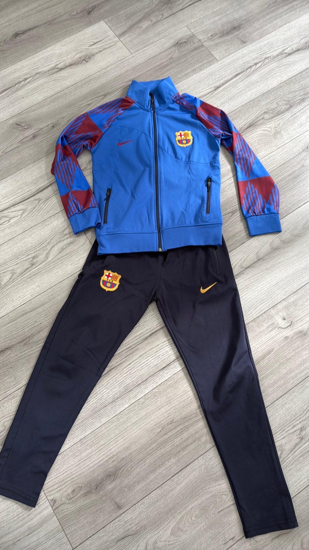 Trainingspak Barcelona maat 152, Ophalen, Zo goed als nieuw, Jongen of Meisje, Sport- of Zwemkleding