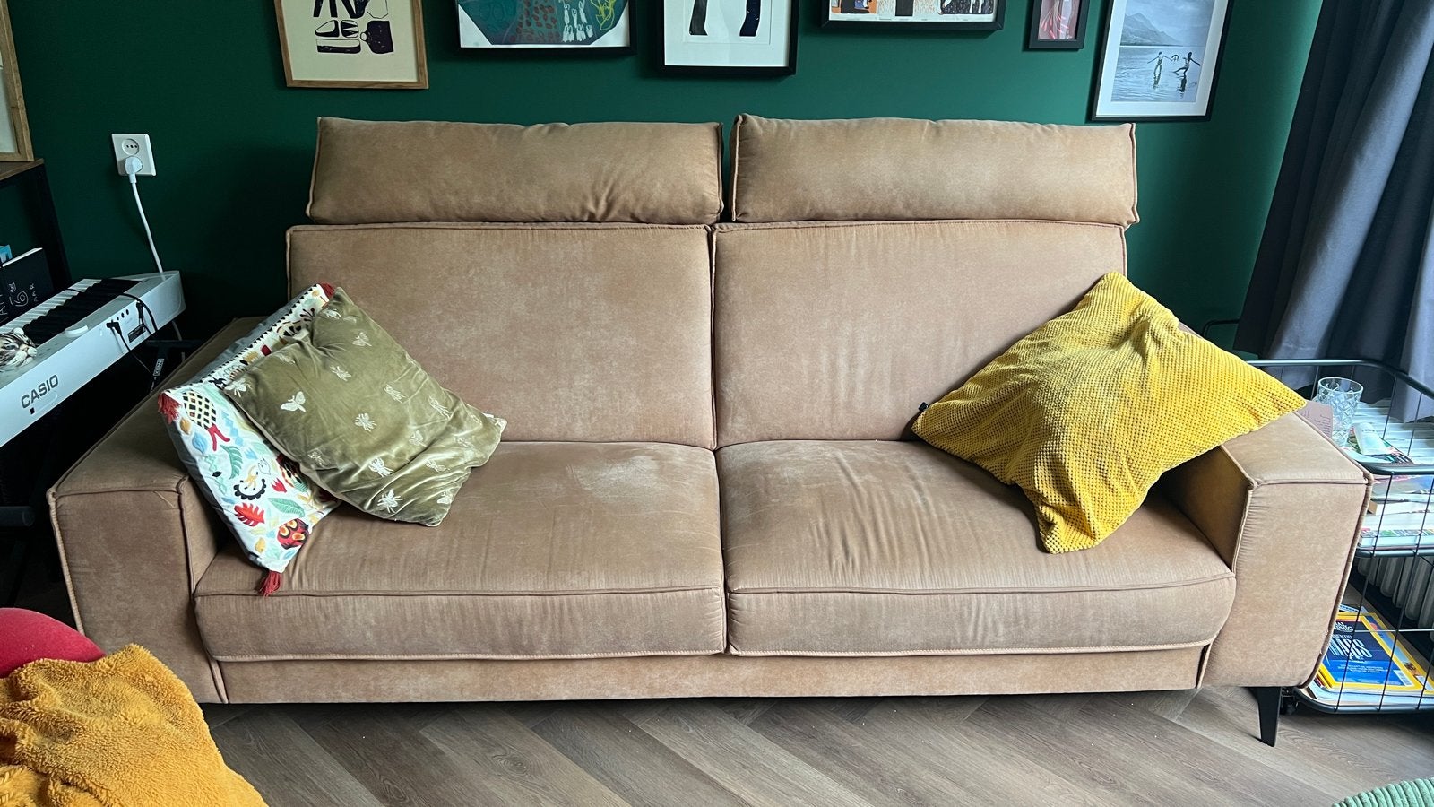 Comfortabele 2-zits bank in zandkleur, Huis en Inrichting, Ophalen, Gebruikt, Tweepersoons, 75 tot 100 cm