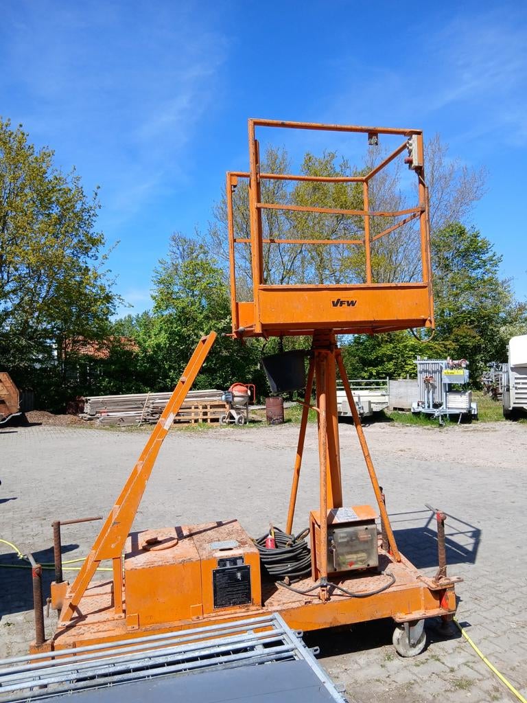 Hoogwerker 9 meter maximale hoogte, Doe-het-zelf en Verbouw, Steigers, Ophalen
