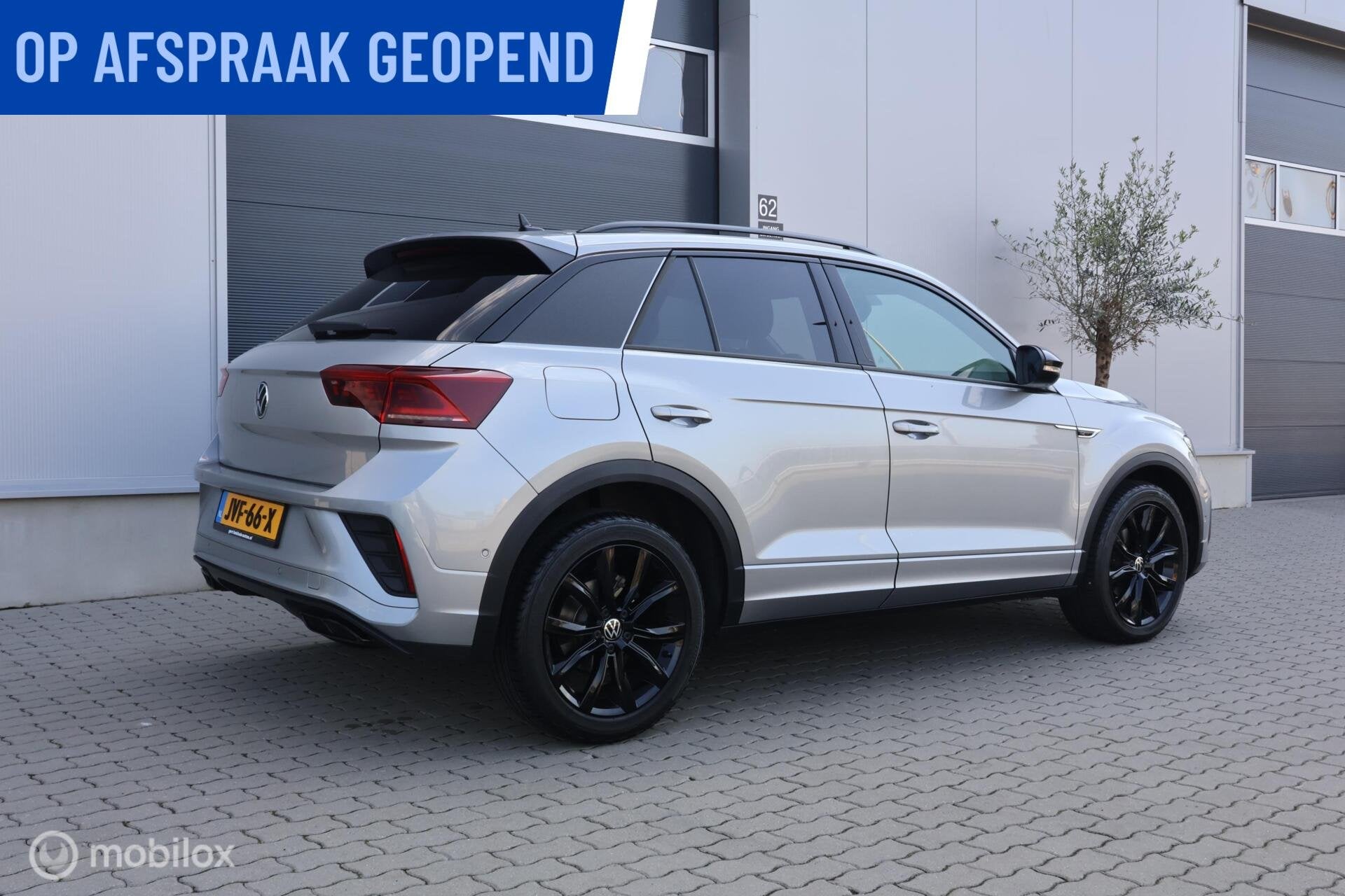 Volkswagen T-Roc 1.5 TSI DSG I R-Line | Black Style | CarPla, Auto's, Volkswagen, 1258 kg, Zwart, 4 cilinders, Leder en Stof