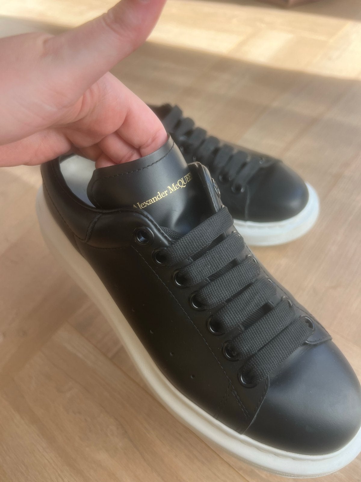 Alexander McQueen sneakers - Zwart met witte zool, Ophalen of Verzenden, Zo goed als nieuw, Zwart, Sneakers of Gympen