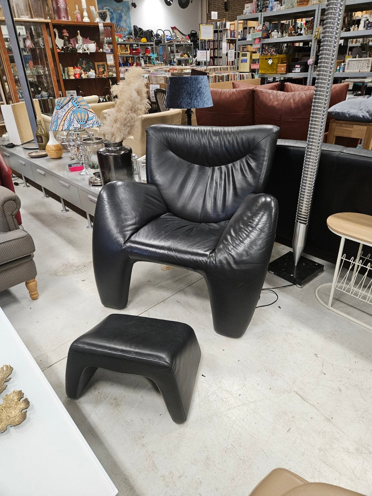 Leolux Echnaton fauteuil met poef - Zwart leer, Huis en Inrichting, Ophalen, Info@leolux.nl, Design, Modern, Parallelweg 1, 5731 PM Mierlo, Nederland