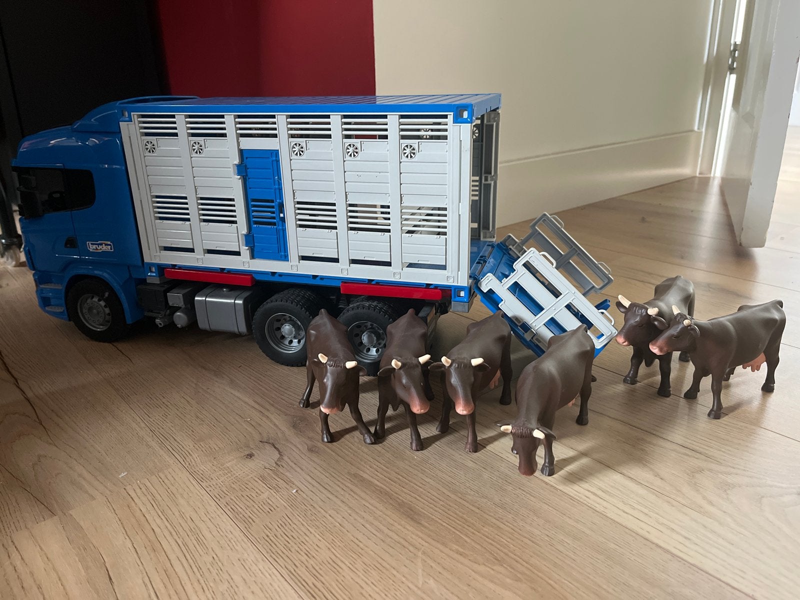 Bruder Scania Veetransportwagen met 6 Koeien, Ophalen of Verzenden, Zo goed als nieuw
