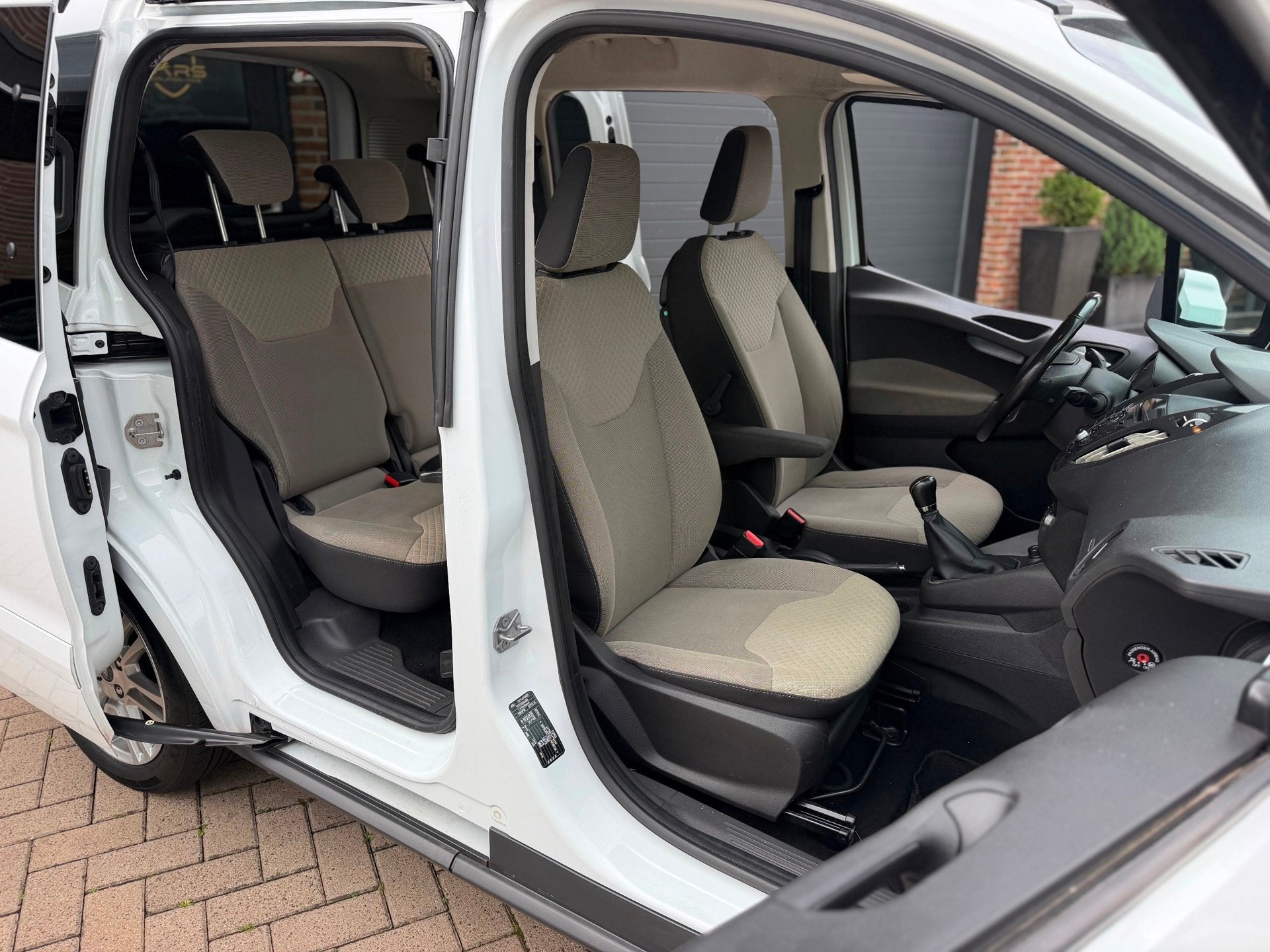 Ford TOURNEO COURIER 1.0 Titanium 5persoons Airco Cruise Sch, Auto's, Voorwielaandrijving, Dealer onderhouden, Gebruikt, Euro 6
