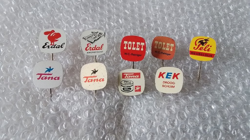 9 verschillende speldjes reiniging en poetsmiddelen, Verzamelen, Speldjes, Pins en Buttons, Ophalen of Verzenden, Zo goed als nieuw