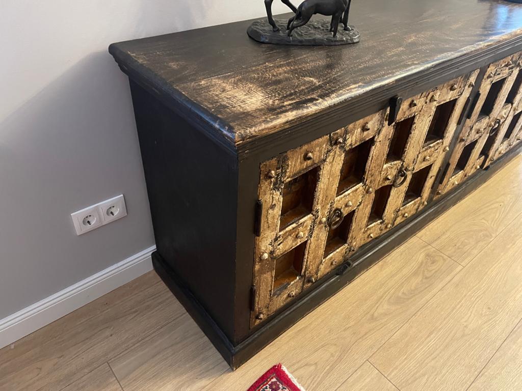 Bijzonder dressoir met robuuste deuren, Ophalen