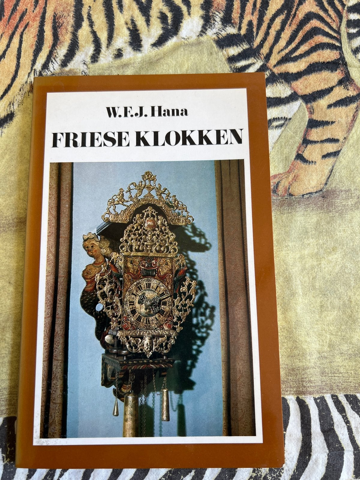 Friese Klokken - Vormgeving en techniek - W.F.J. Hana, Antiek en Kunst, Ophalen of Verzenden