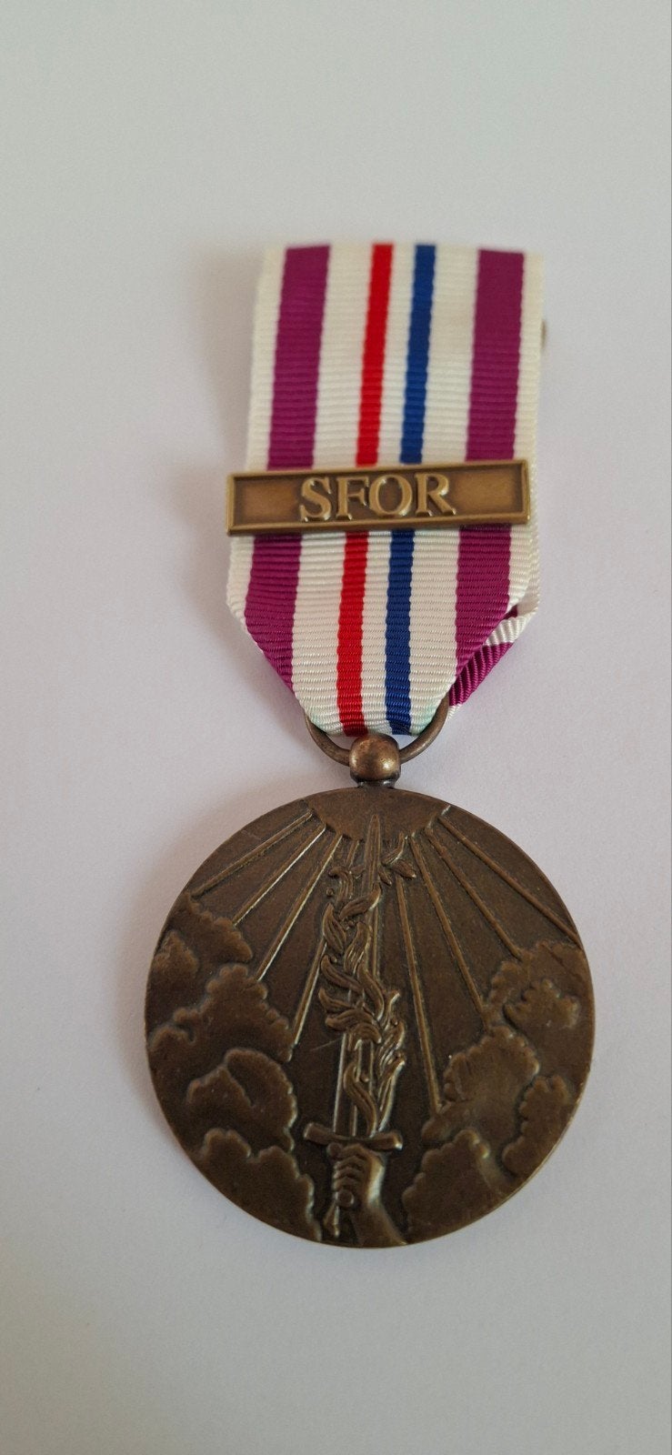 Medaille HVO SFOR, Ophalen of Verzenden, Landmacht, Nederland, Lintje, Medaille of Wings