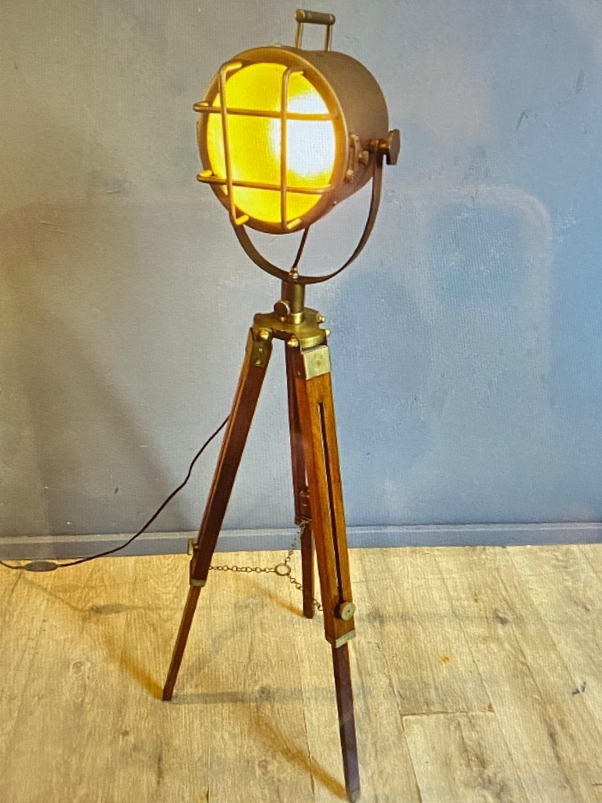 Vloerlamp Statief Hout Messing Driehoek Spotlight Stijl, Huis en Inrichting, Lampen | Vloerlampen, Ophalen, 100 tot 150 cm, E27 (groot)
