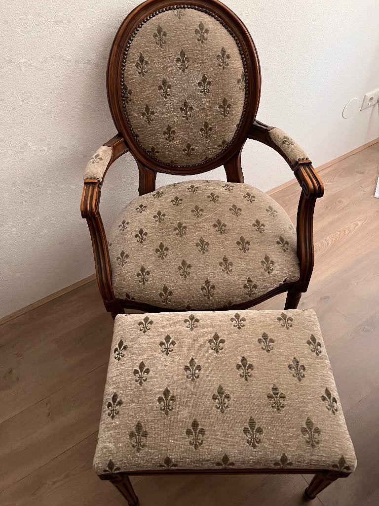 Mooi bekleed Damesstoeltje met bijpassende hocker, Ophalen, Gebruikt, Bruin, Klassiek
