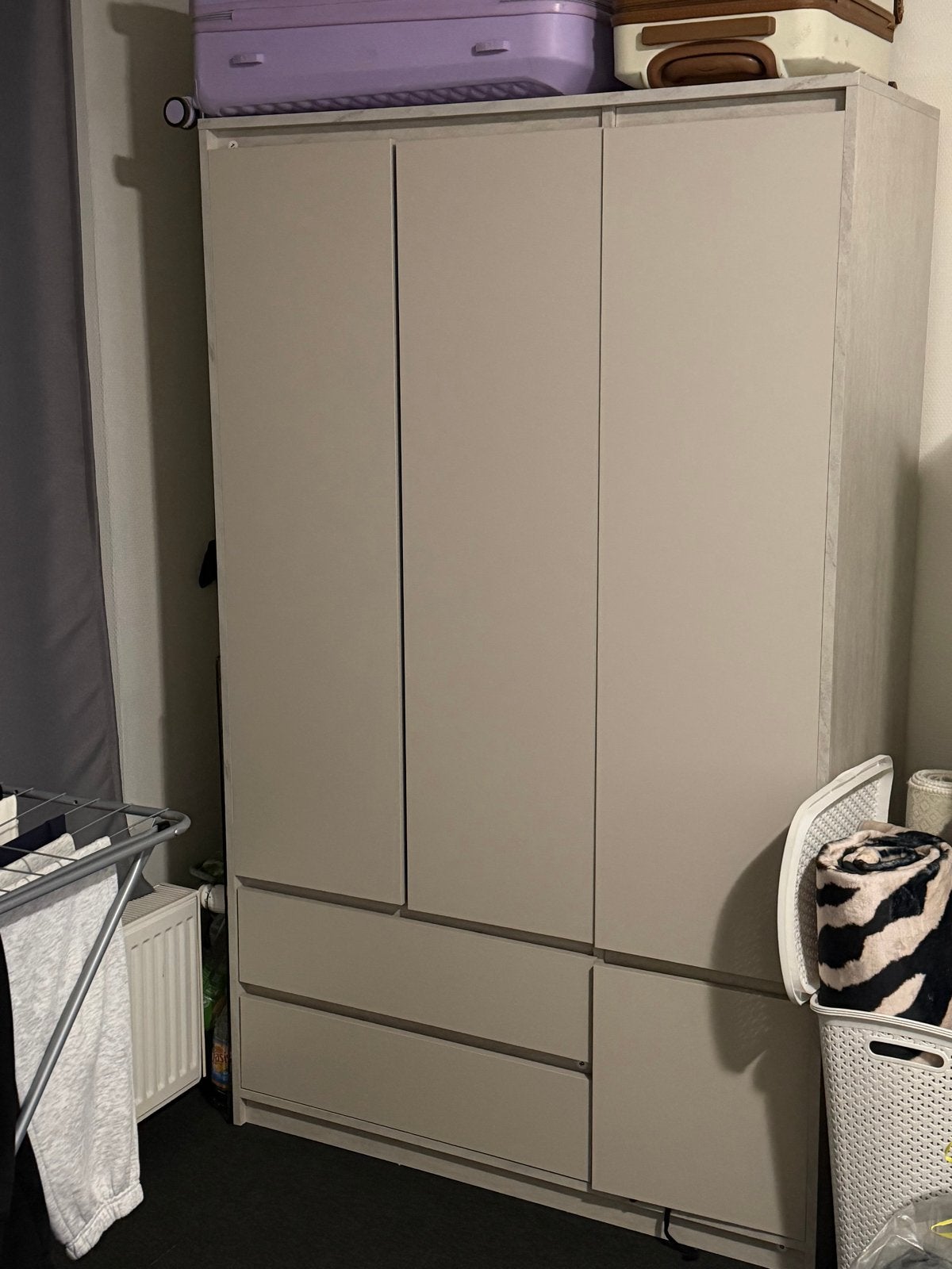 JYSK BILLUND Kledingkast 119x193 met 4 deuren en 2 lades, Ophalen, 100 tot 150 cm, Zo goed als nieuw, Met lade(s)