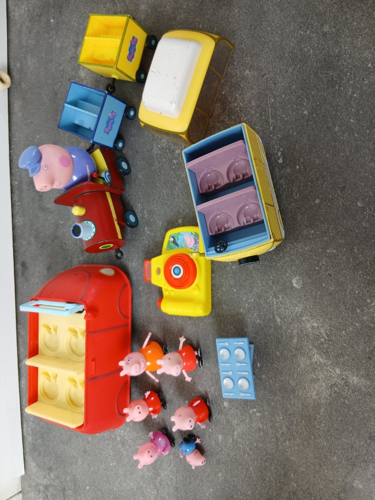 Peppa Pig speelgoed: auto, camper, trein, camera en figuren, Ophalen of Verzenden