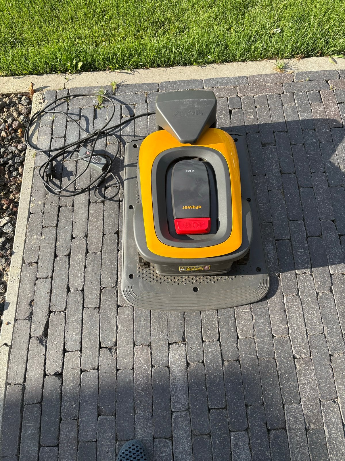 Stiga G 600 Robotmaaier - 1 jaar oud, Ophalen of Verzenden, Zo goed als nieuw, Accu-grasmaaier