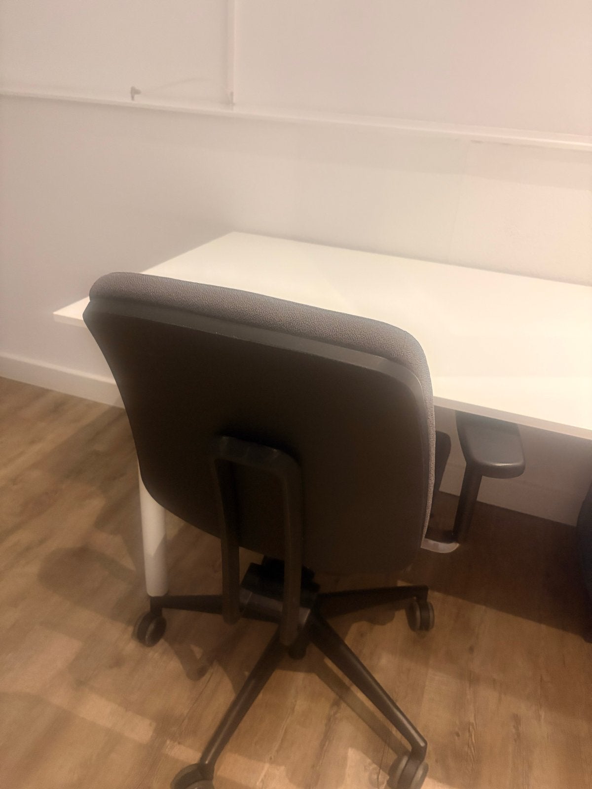 In hoogte verstelbare grote  bureau tafel en stoel, Ophalen, Gebruikt, Grijs, Bureaustoel