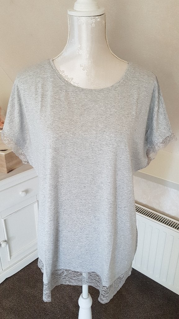 Lichtgrijs dames shirt maat L met kantrand, Kleding | Dames, Maat 42/44 (L), Nieuw, Ophalen of Verzenden, Korte mouw
