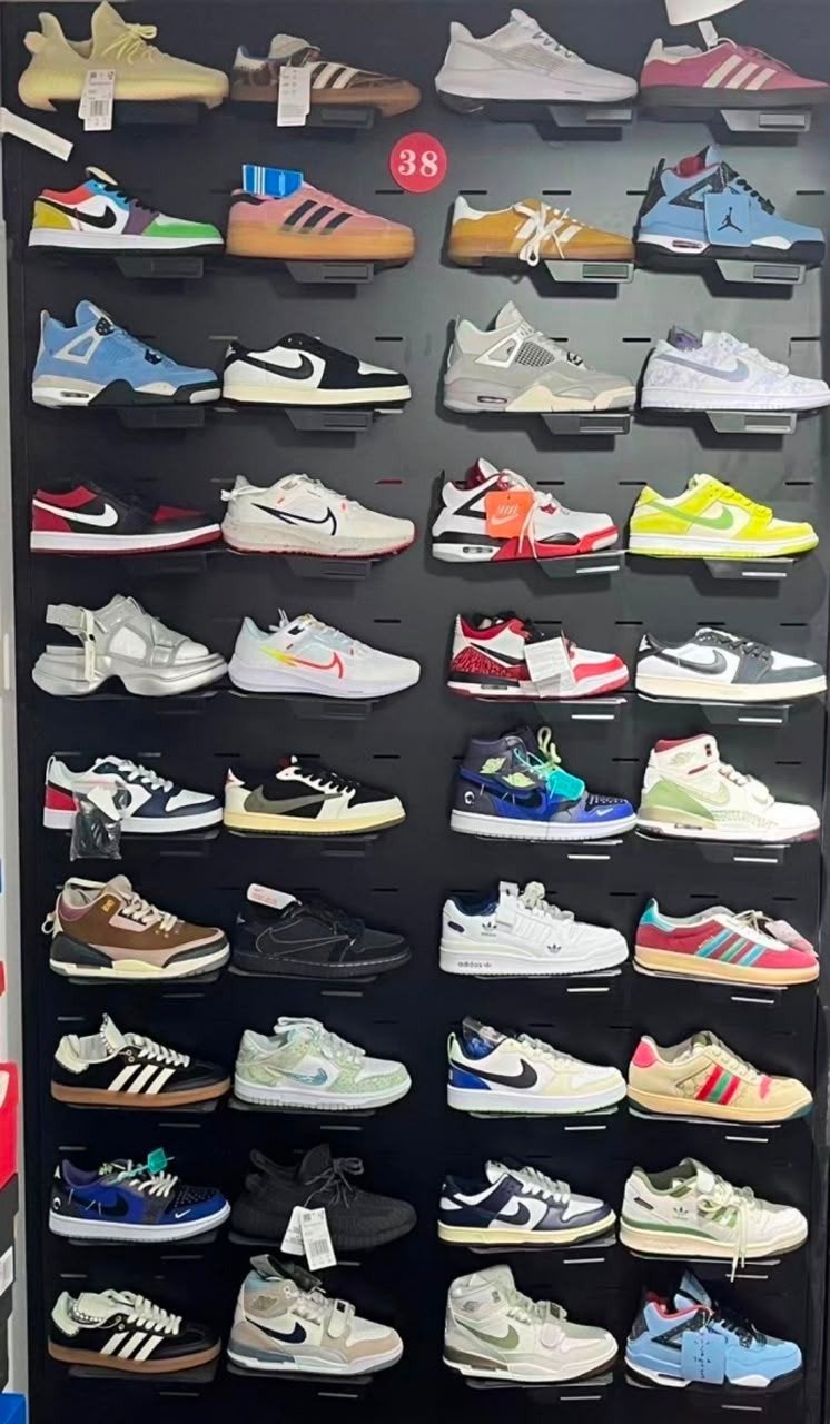 PARTIJ SCHOENEN DIVERSE MERKEN NIKE DIOR MONCLER LV ETC., Ophalen of Verzenden