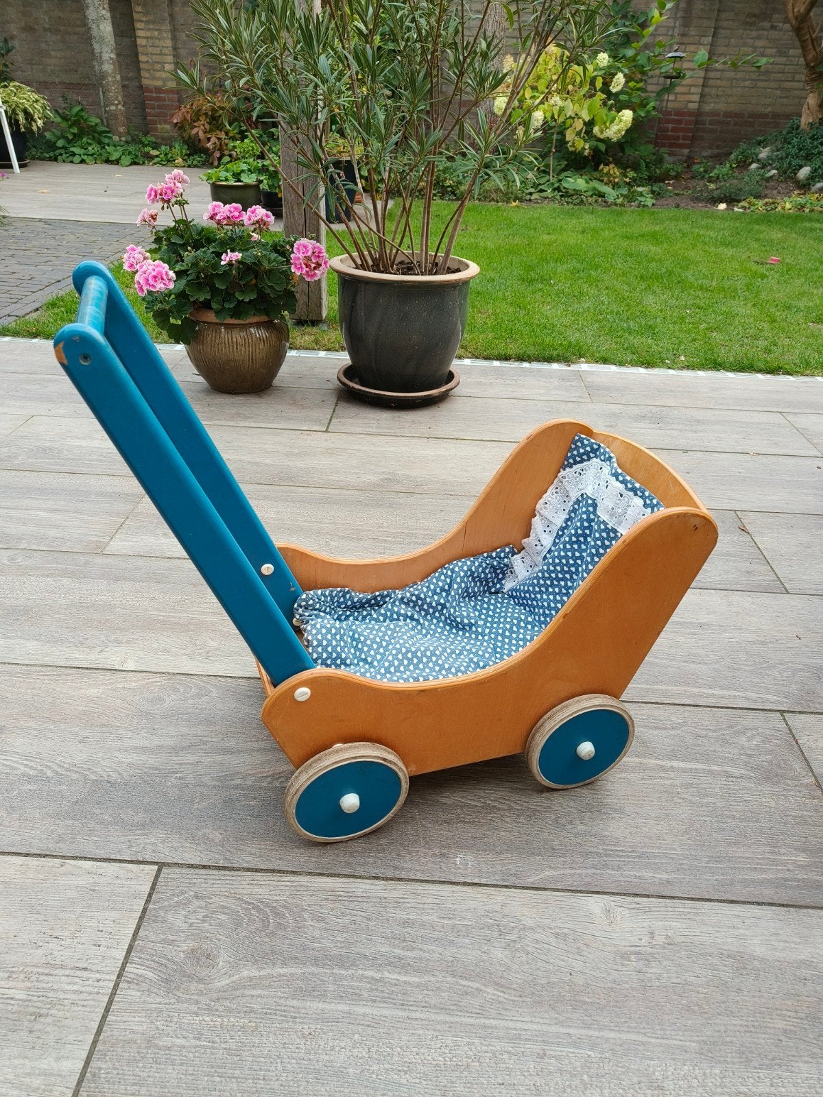 Houten poppenwagen met rubberen wieltjes, Ophalen of Verzenden, Gebruikt, Overige typen