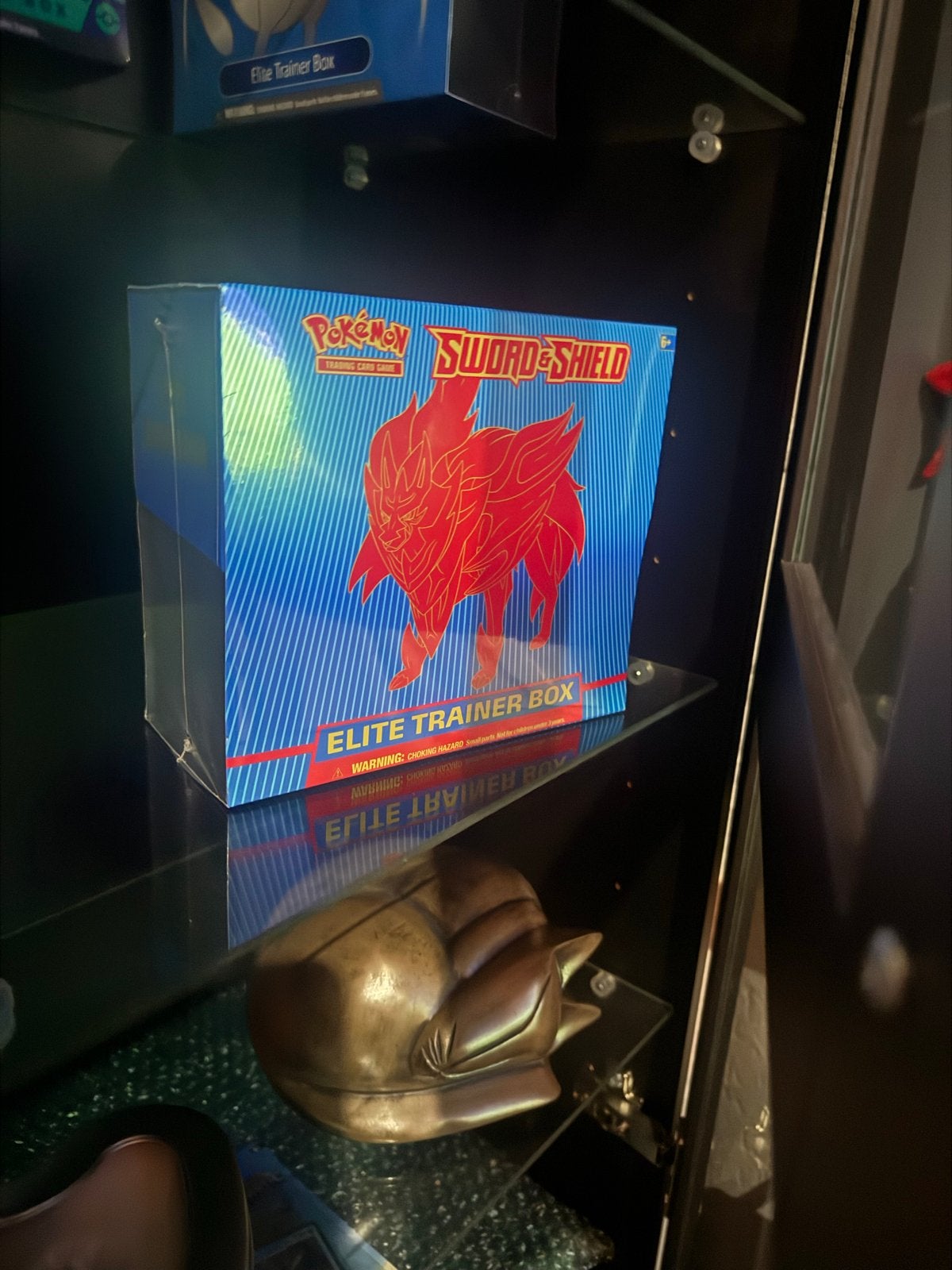 Pokémon Sword & Shield Elite Trainer Box in acryl zamazenta), Ophalen of Verzenden, Nieuw, Boosterbox