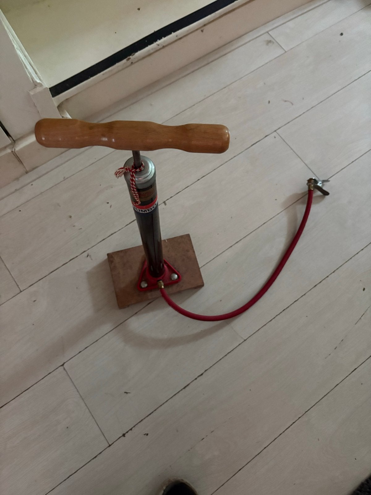 Vintage Voetpomp met Houten Handvat, Ophalen, Gebruikt