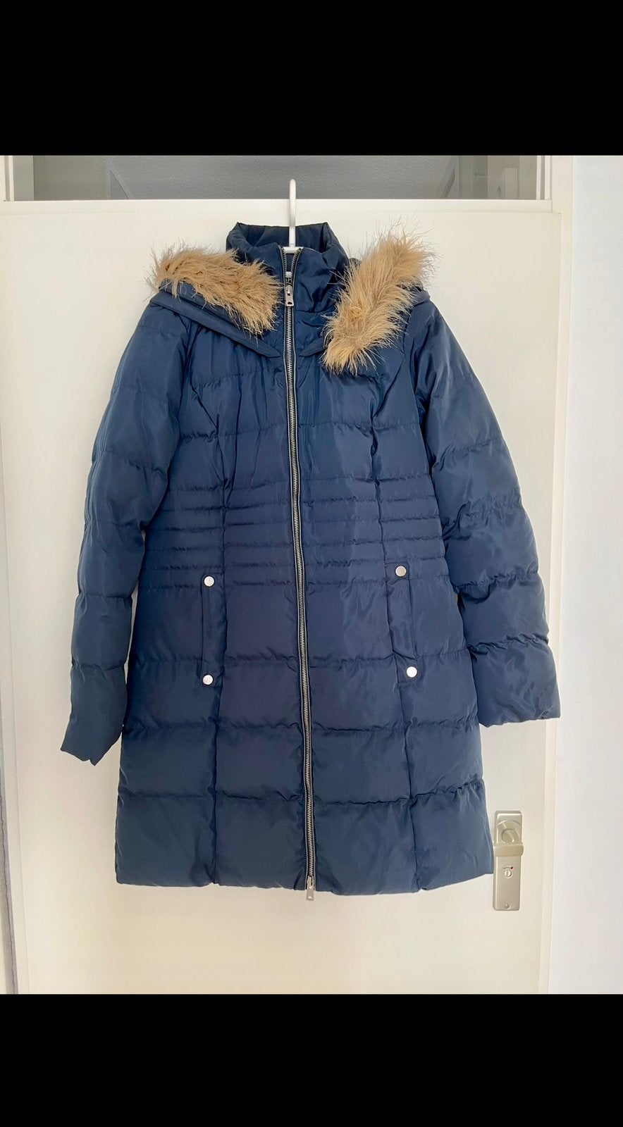Donkerblauwe lange gewatteerde winterjas met capuchon, Ophalen of Verzenden, Zo goed als nieuw, Maat 36 (S), Blauw