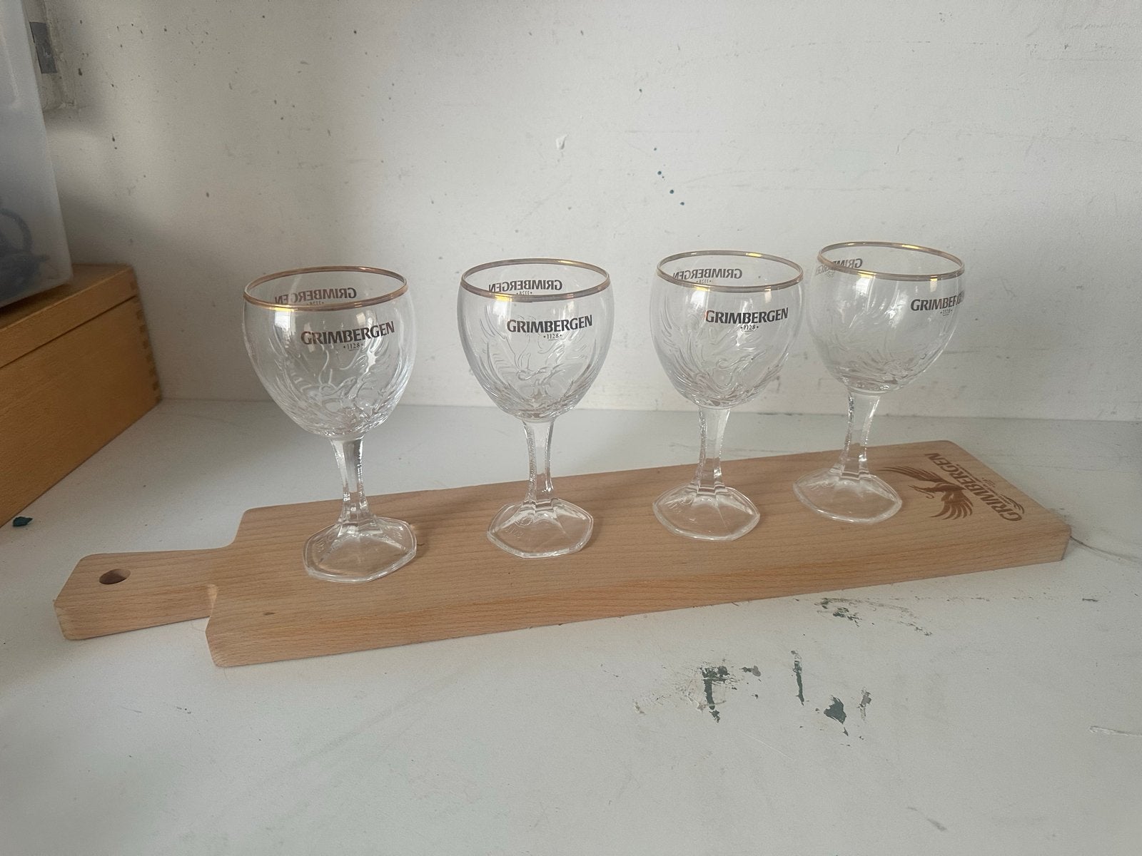 Grimbergen bierglazen met houten serveerplank - 4 stuks, Ophalen, Nieuw, Overige merken, Glas