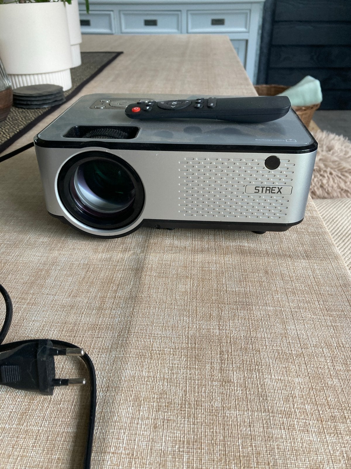 STREX Beamer LED Projector met afstandsbediening, Ophalen of Verzenden, Gebruikt, LED, Overige resoluties