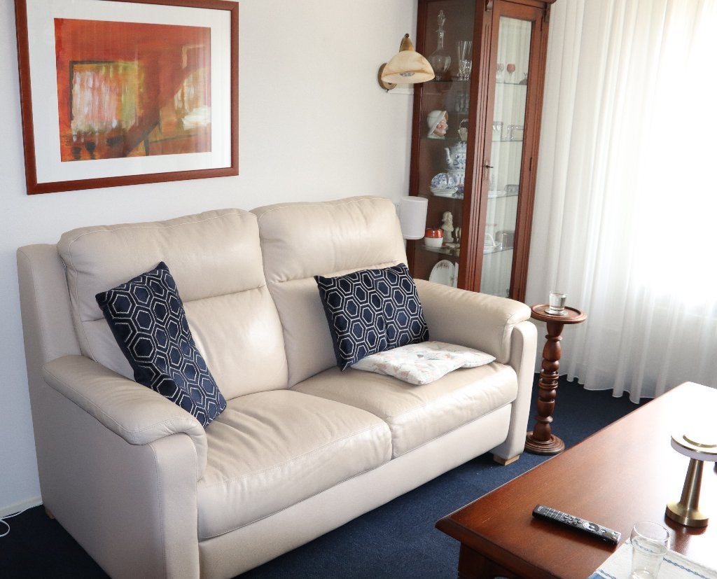 Comfortabele crèmekleurige lederen tweepersoonsbank, Ophalen, Modern, Comfortabel, Gebruikt, 150 tot 200 cm