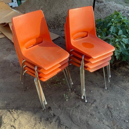 Gratis: 8 oranje stapelbare stoelen, Ophalen, Kunststof, Gebruikt, Overige kleuren