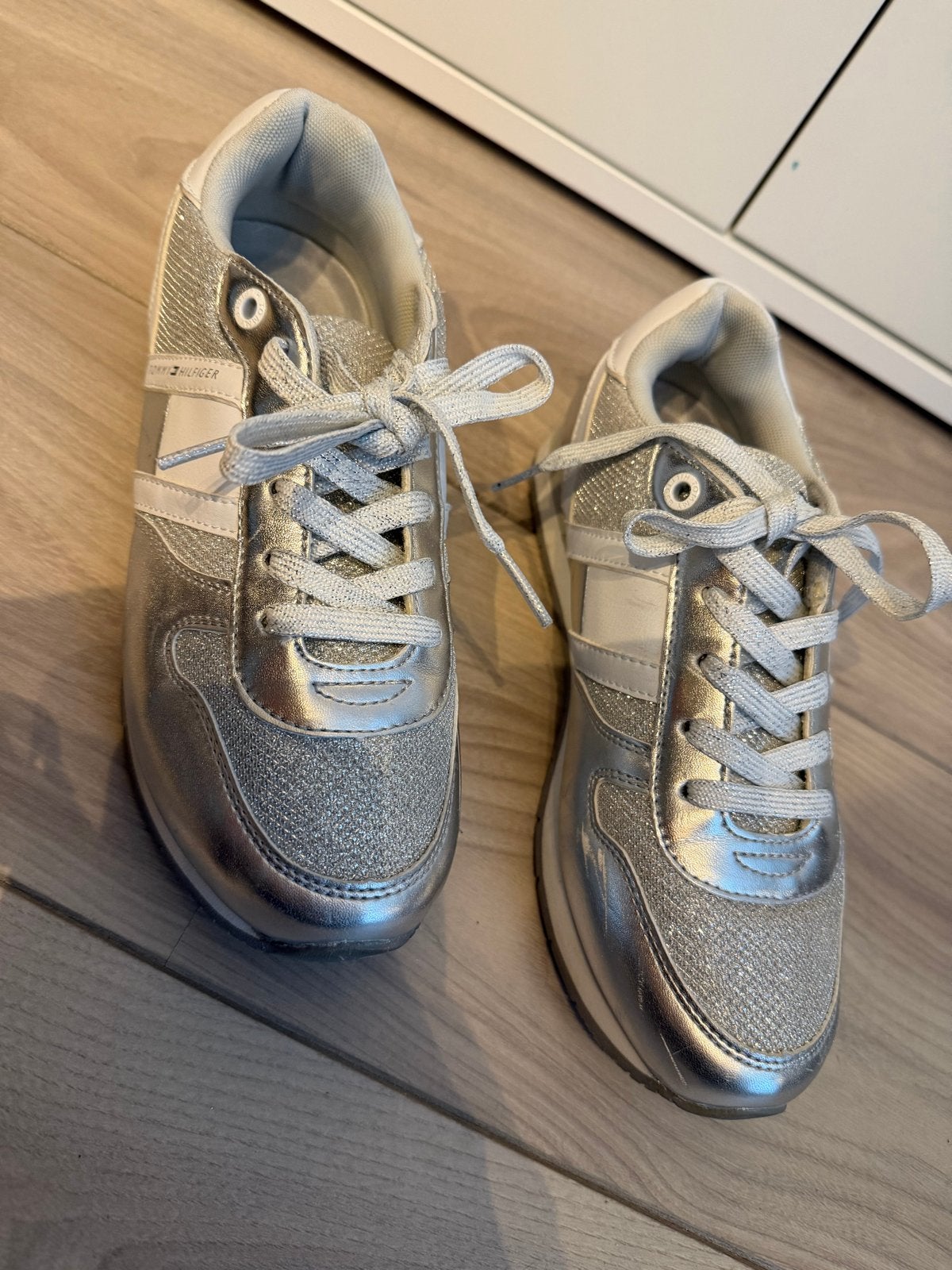 Tommy Hilfiger sneakers zilver maat 37, kindergympen, Ophalen of Verzenden