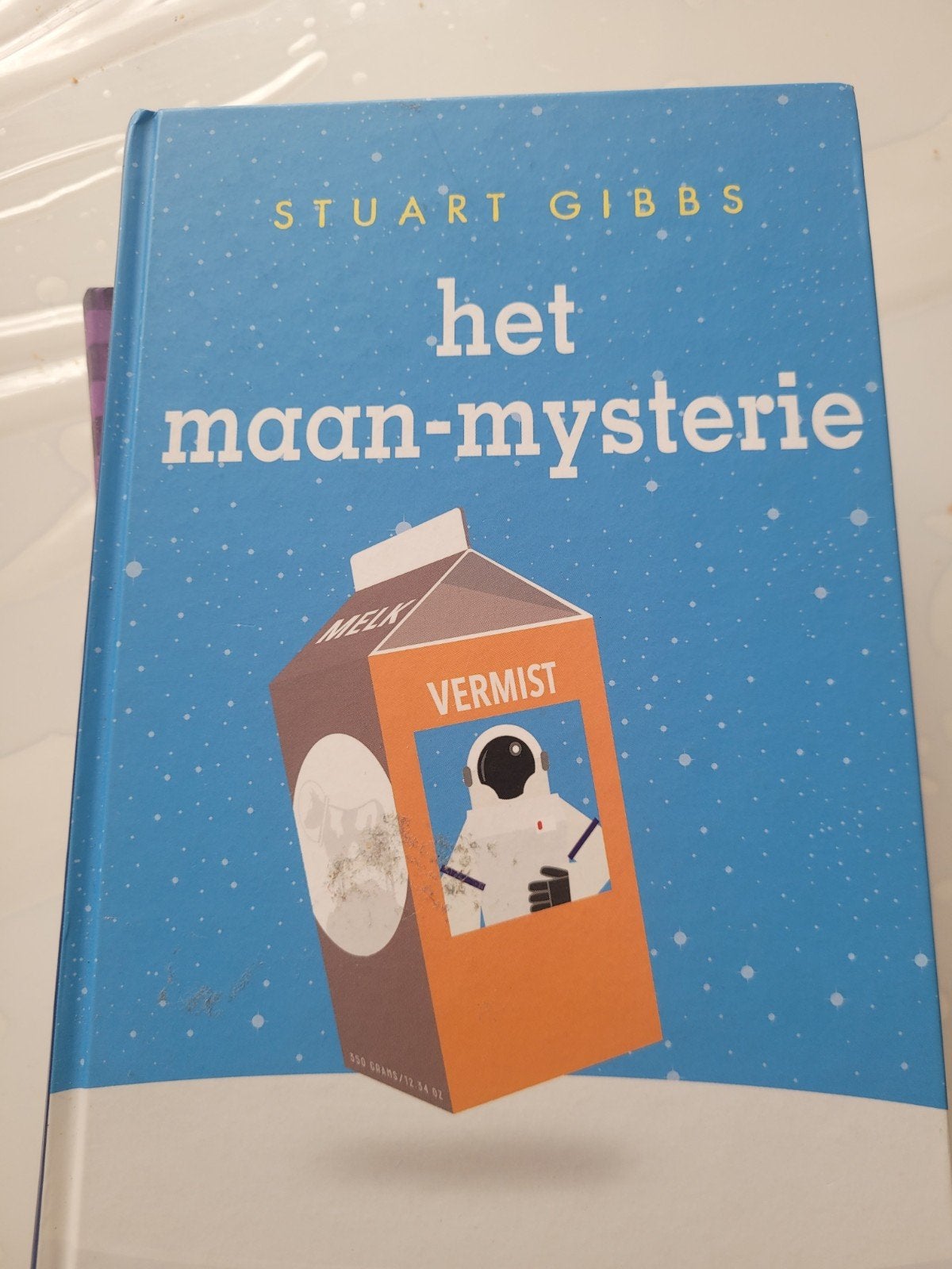 Stuart Gibbs - Het maan-mysterie, Ophalen of Verzenden, Zo goed als nieuw, Stuart Gibbs