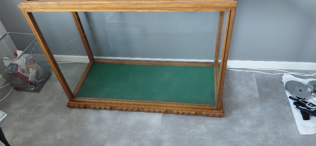 Glazen vitrinekast met houten frame en groene bodem, Huis en Inrichting, Ophalen, Klassiek, Overige houtsoorten, 50 tot 100 cm