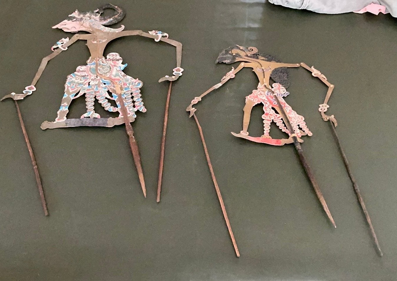 Set van 2 Wayang Kulit poppen - Buffelleer, Antiek en Kunst, Natuurlijk materiaal, Handgemaakt, Ophalen of Verzenden, Indonesië