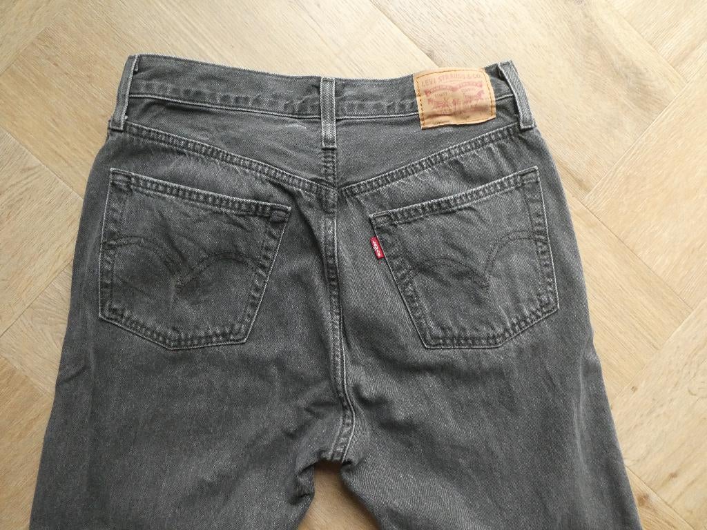 Grijze Levi 501 spijkerbroek met knoopsluiting maat 27-28, Verzenden, Zo goed als nieuw, W27 (confectie 34) of kleiner, Grijs