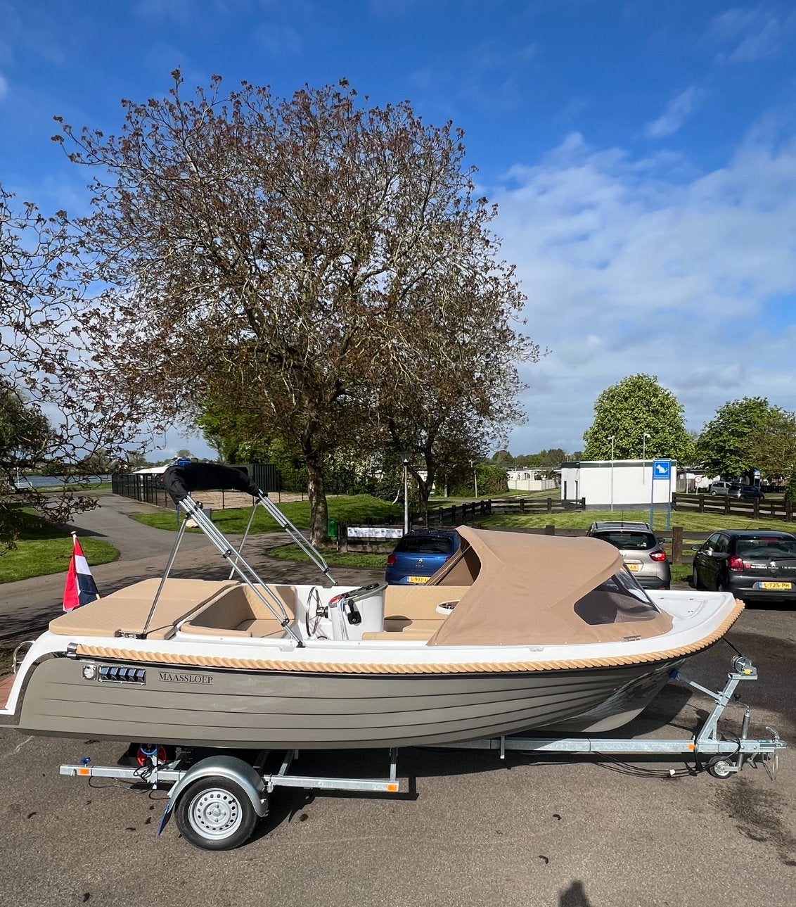 Maassloep 590 honda 20pk taup kleur NIEUW luxe opties, Watersport en Boten, Ophalen, Maassloep, Elektrische start