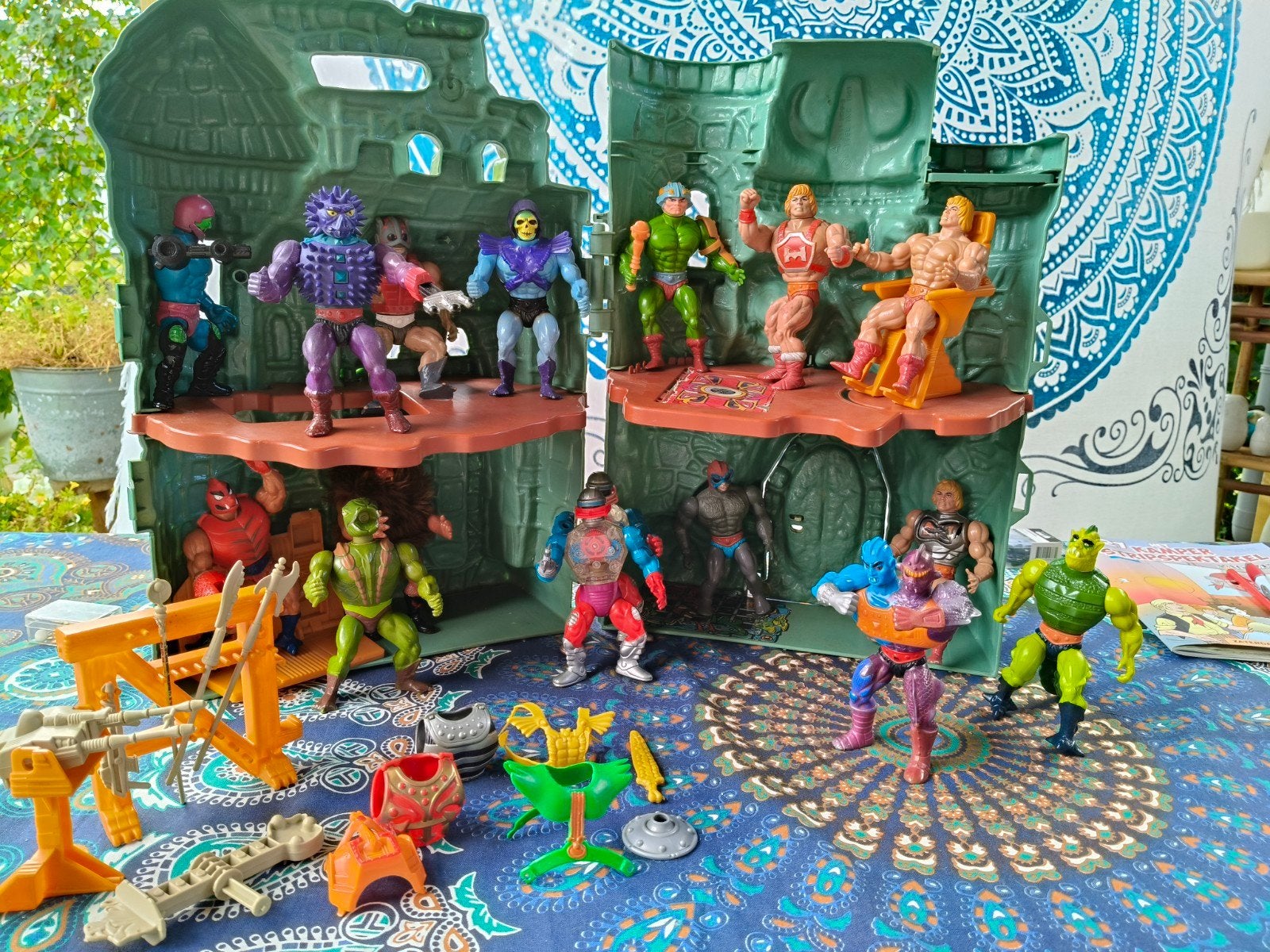 Masters of the Universe motu kasteel en 16 poppen, Ophalen of Verzenden, Gebruikt