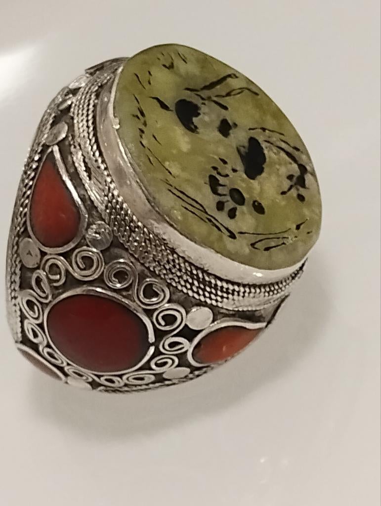 Oude zilveren oosterse ring met inleg van koraal en agaat, Sieraden, Tassen en Uiterlijk, Antieke sieraden, Ophalen of Verzenden