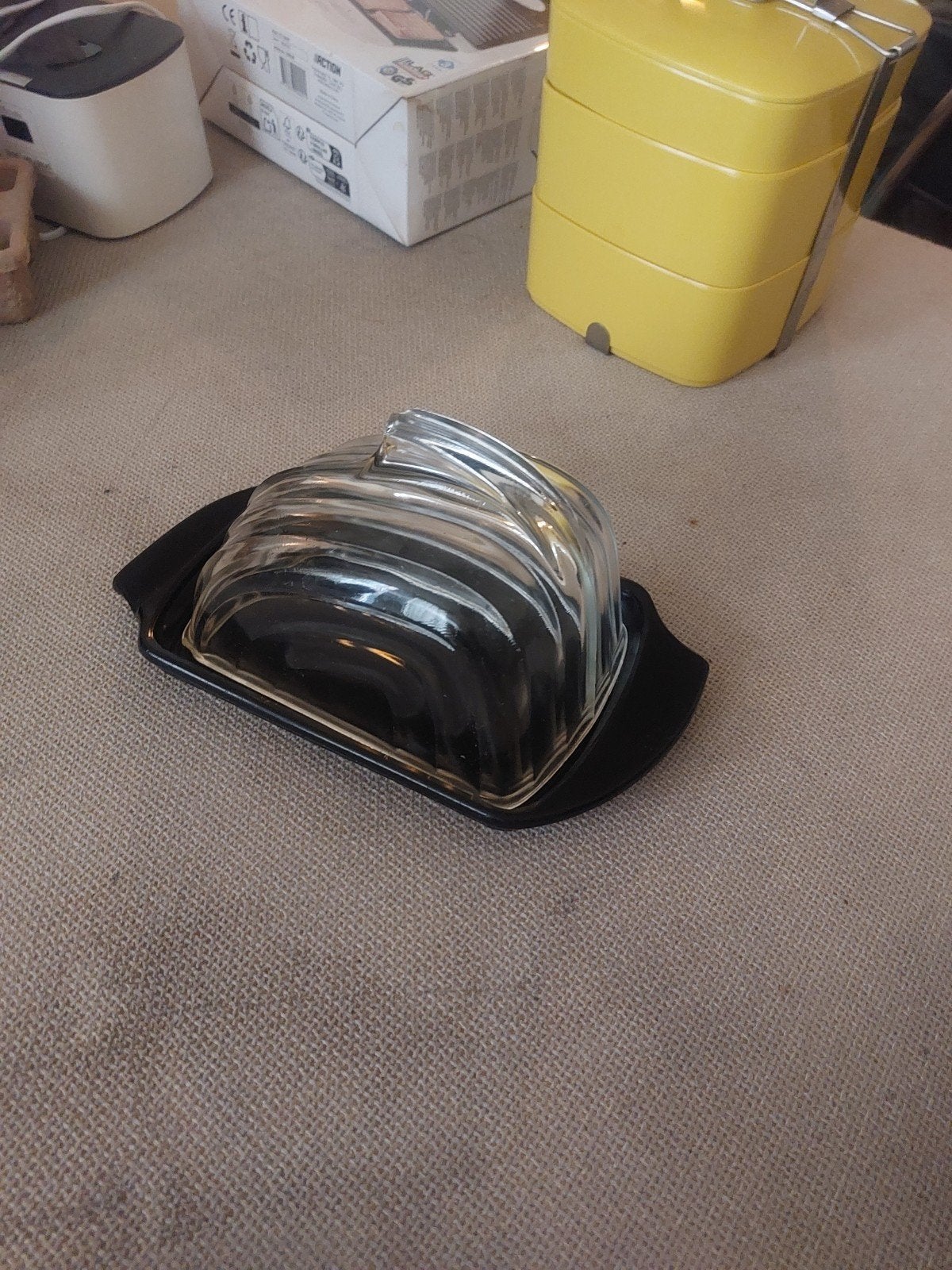 Grote botervloot met glazen deksel en zwart onderstel, Ophalen of Verzenden, Zwart, Glas, Overige typen